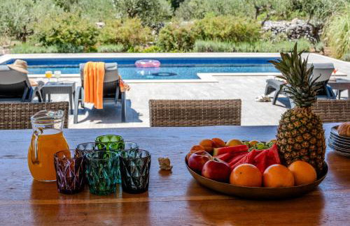 Luxury Villa Nature with heated private pool, sauna & fire pit, a short walk to the beach - Photo 4