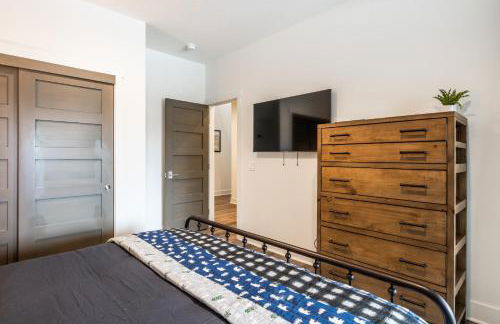 Newly Built Updated 3 Bed 2 and a half bath Creekhouse at Snowcrk Resort 1463 Amazing Mountain Views - Photo 35