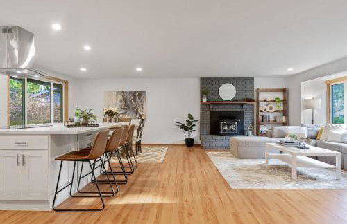 Charming and Spacious House with Relaxing Huge Deck - Foto 9