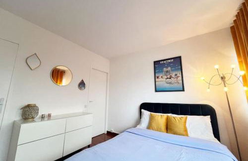 Sunny Flat, parking & RER C and H - Foto 12