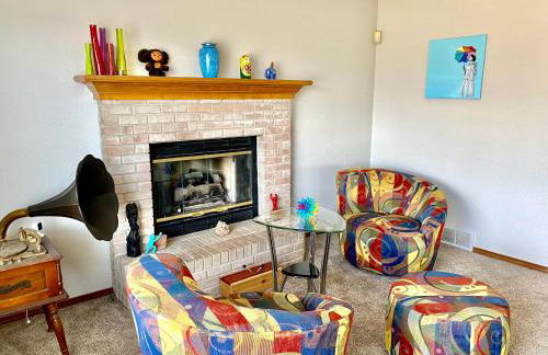 Artsy Home close to USAFA with Fireplace and Patio - Foto 16