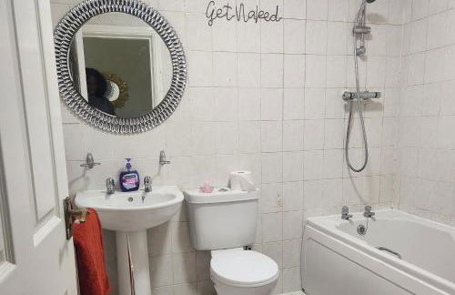 Tettenhall Road Retreat - Modern Apartment - Photo 12