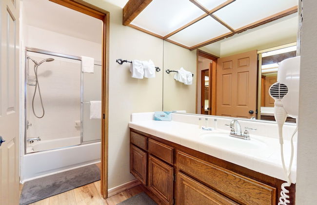 Inviting Mountain Retreat Steps From Ski Lifts! - Foto 24