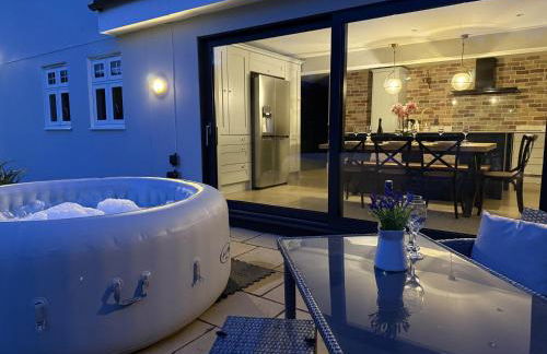 Adgestone Villa - A Luxurious Countryside Escape with Heated Pool, Near Sandown Beach, Dog Friendly in Rural Sandown - Perfect Getaway for Family & Friends - Photo 18