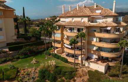 Luxurious frontline golf apartment in Elviria - Photo 51