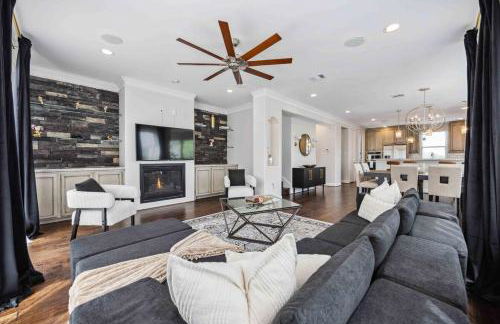 Resort vibe with Pool and Hot tub Downtown skyline views - Photo 22