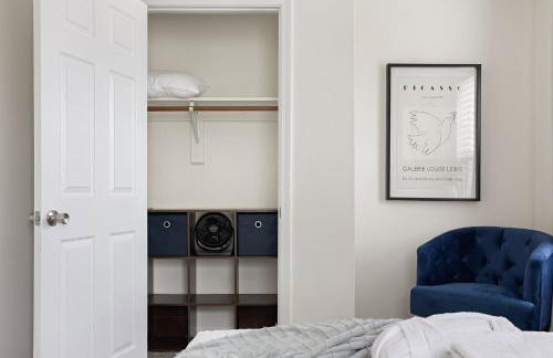 Capitol House - 3 Bed 1 Full and 1 Half Bath, Pet Friendly with Hot Tub walk to Lucas Oil Stadium - Foto 48