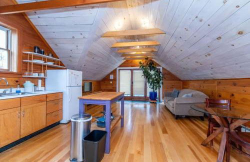 Bright and Cozy Treehouse Apartment - Photo 1