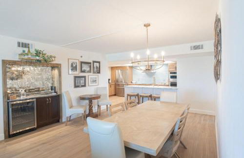 Luxury direct oceanfront corner with a large private balcony, heated pool and garage - Photo 52