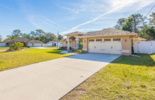 Relax Poolside Spring Hill Family Home with Yard! - Foto 39