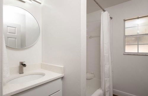 The Recharge - Springs , Tesla & EV Station , Pets - Foto 12