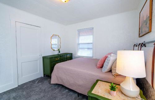 King Bed, Stocked Kitchen, Easy Driveway Parking, 2mi to Downtown & Coliseum - Foto 41