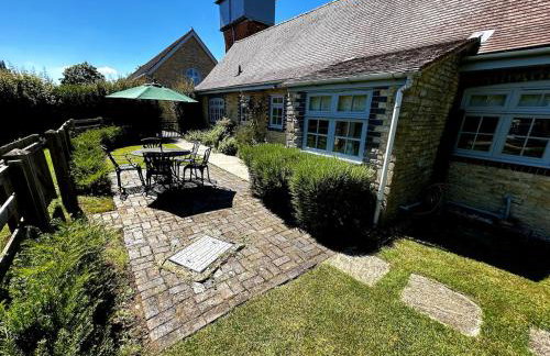 Family home-from-home cottage on working estate - Foto 1