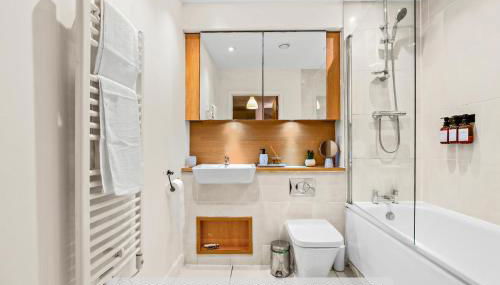 Modern 3-Bed Penthouse with Terrace & Gym, Near Canary Wharf, Weekly deals - Foto 4, towels, Shower