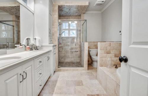 Immerse in Luxury Grand 5BR Lakefront Haven Views - Foto 13