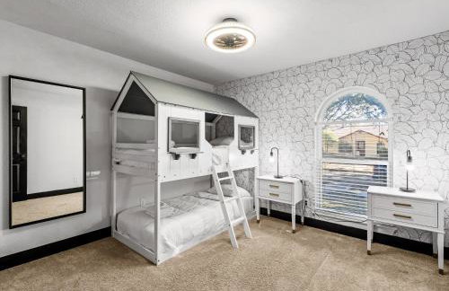 Stunning Carrollton Castle with 4 Bedrooms + Pool + Media Room - Foto 21