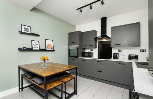 3 Bedroom House-Free Parking-by Holiday Homes - Foto 13