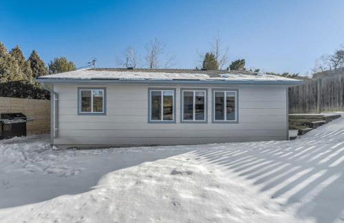 Secluded Westside Cottage - King Bed, Hot Tub, Views, Near Parks and Trails! - Foto 46