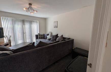 Large Modern House with Private Parking - Foto 36