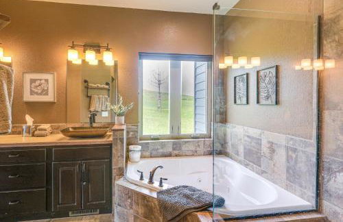 Spearfish Retreat with Fireplace and Mountain Views! - Foto 14