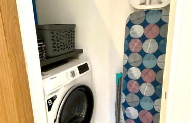 NEW Beautiful Large 3 bedroom House - 5 Minutes to the nearest Beach! - Great Location - Garden - Parking - Fast WiFi - Smart TV - Newly decorated - sleeps up to 7! Close to Poole & Bournemouth & Sandbanks - Foto 11