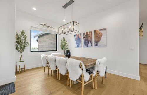 TetonHaus 5BR Hot Tub Game Room Walk to Driggs 20 min to Targhee - Foto 3