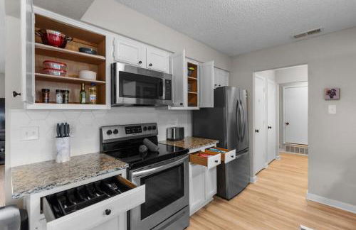 DFW Retreat - Pool, Spa & Minutes to Dallas & Fort Worth - Photo 17