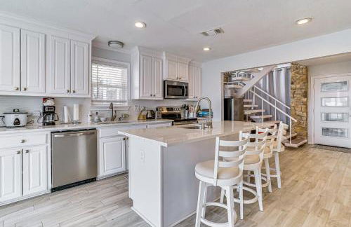 Luxury Lakefront Retreat with Dock in Runaway Bay - Foto 11