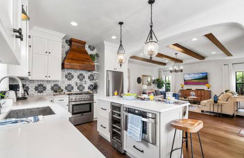 Elegant 4BR Home Guest House Private Yard - Foto 17