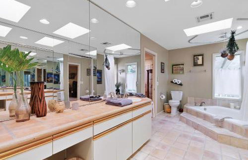 Beach Paradise Getaway - 200ft from Beach! - Foto 24