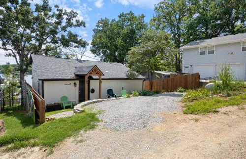 Pet-Friendly Lakefront Home in a Quiet Cove w/ Netflix, Outdoor Seating, Boat Slip - Foto 1