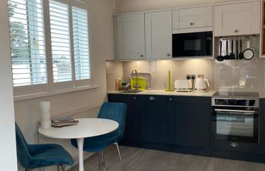 Little Trevio - seaside haven with parking and sea views - Photo 16