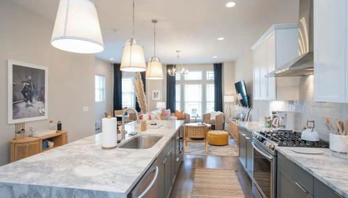 Roof Deck Grill VIEWS 2 Miles from Broadway - Foto 2