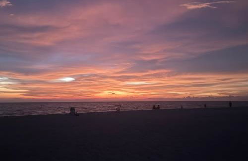 Beautiful Waterfront Home Less Than 7 mins to Beaches - Foto 2