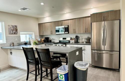 Cozy Chamber 3 BR Hollywood Townhouse - Photo 4