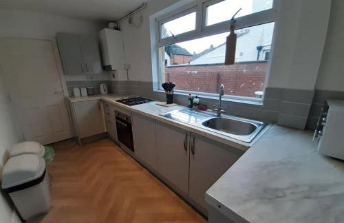 Free Parking Spacious Home - Photo 14