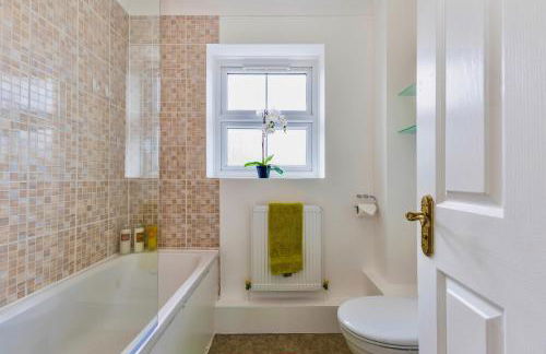 Stylish 3 Bed House - 20 Minutes to London - Foto 3