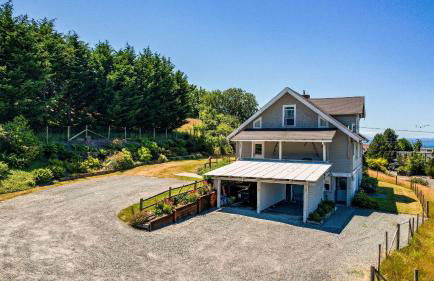 Private Beach Access + Water Views! Sleeps 18, Historic 6bdr Farmhouse w/ Deck - Foto 72