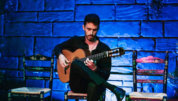 Guitarrista preparado para comenzar el espectáculo flamenco