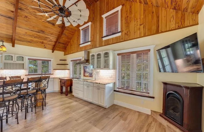 NEW Jungle Paradise Treehouse Suite With Resort Amenities Elevator Access Outdoor Kitchen Lagoon Lazy River Pool RV Hook up - Foto 47