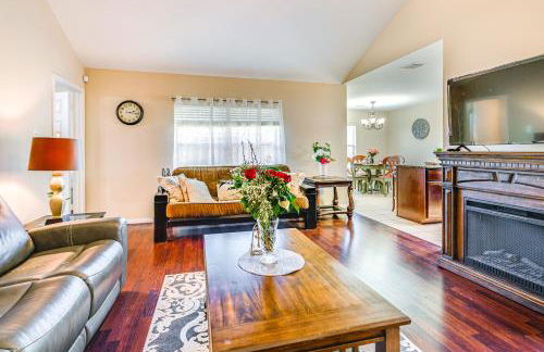 Suburban Home in Magnolia with Fenced Yard - Foto 3