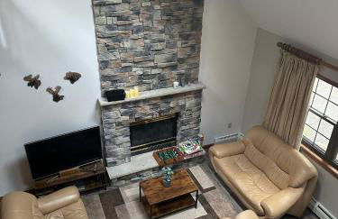 Pocono Hideout Family Home with Hot Tub Deck Sunroom Pool Big Bass Lake Larsen Lake Gouldsboro Clifton Township - Foto 37