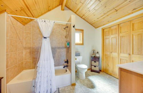 Lakefront Divide Cabin with Game Room! - Foto 19