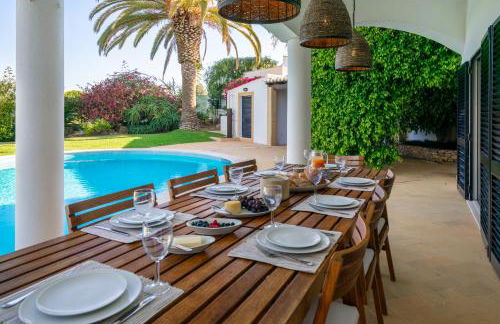 Luxury Private Family Villa with Pool AC & Parking - Foto 42