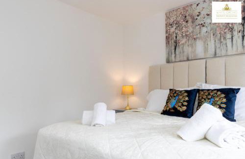 Contractors 3 Bed 2Bath House Free Off Street Parking for 2 Cars WiFi Stevenage Self Catering Sleeps 5 Guests By White Orchid Property Relocation - Foto 23