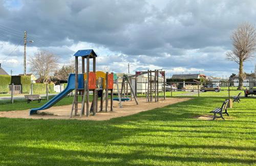 Les Voiles, maison bien équipée 10 p 2 sdb, 2 WC, spacieuse lumineuse avec jardin clos, garage, terrasse, parking privatif, à 950 m de la plage d'Asnelles et tous commerces, près de Bayeux et Arromanches, chiens bienvenus - Foto 46