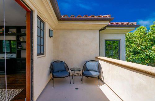 Mediterranean Beauty with Rooftop Deck and Views - Foto 32