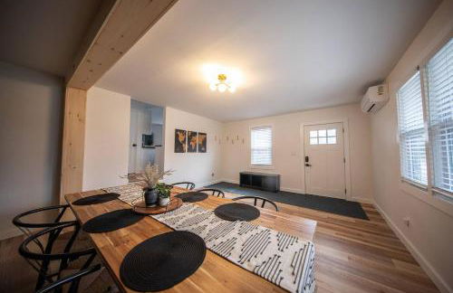 Centrally Located Cozy Modern Home in Bethel - Foto 42