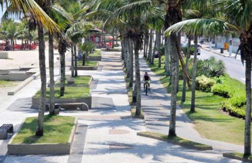 Apto Com Sacada e Ar Condicionado a 2 minutos da Praia - Foto 31