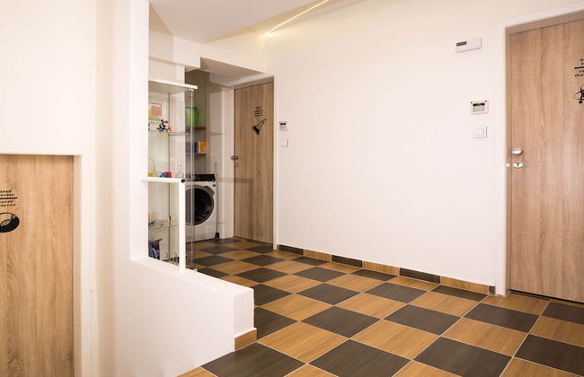 School Apartment by metro stop Vyšehrad - Foto 27